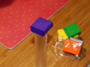 Heiße Häkelnadeln: Wenn die Frau mit Knete spielt