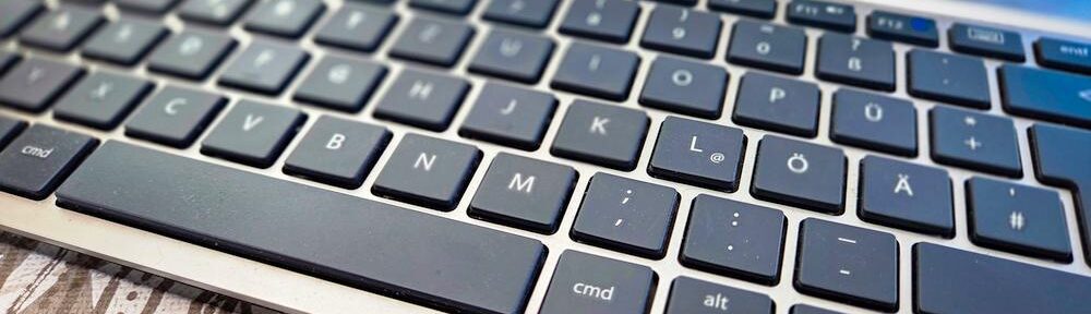 Die CHERRY KW 6000 Bluetooth-Tastatur begleitet mich seit 2015 und wird bis heute an Tablet, Raspberry Pi und gelegentlich am Smartphone genutzt.