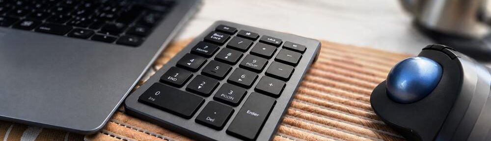 Kleines Notebook mit externer Zehnertastatur und Trackball. Im Beitrag geht es darum, den Zahlenblock auch ohne NumLock zu nutzen.