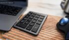 Kleines Notebook mit externer Zehnertastatur und Trackball. Im Beitrag geht es darum, den Zahlenblock auch ohne NumLock zu nutzen.